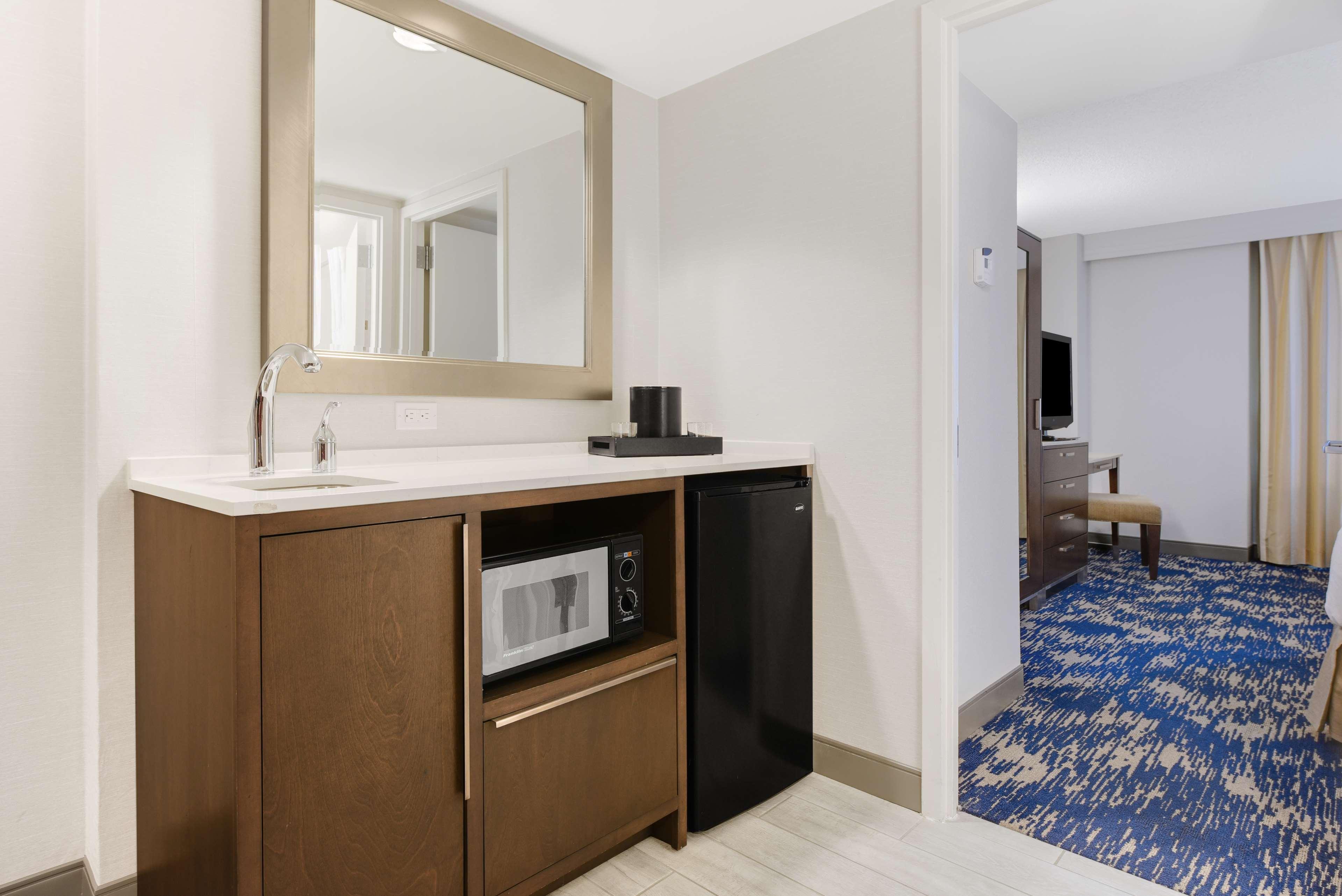Embassy Suites By Hilton Alexandria Old Town Bagian luar foto
