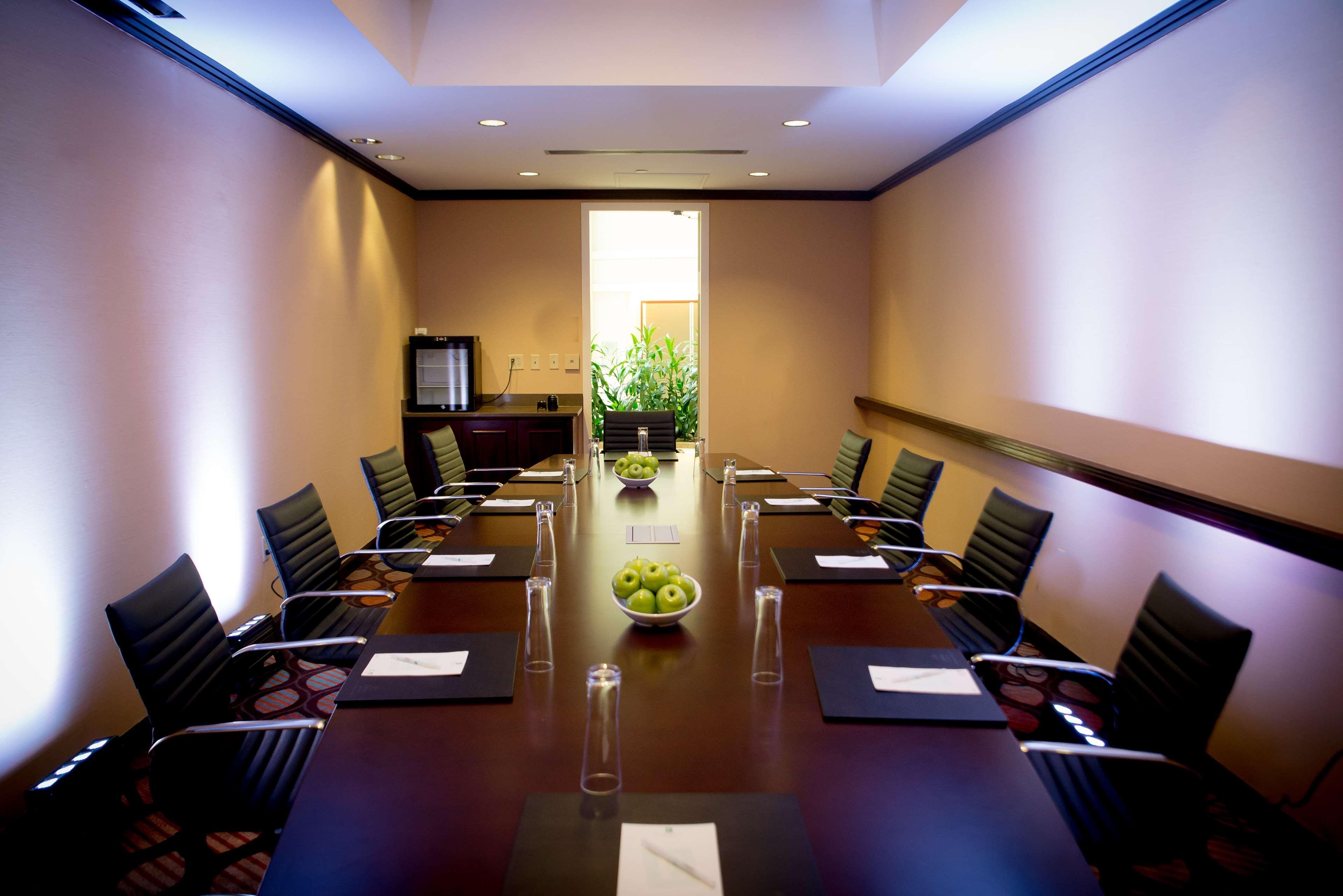 Embassy Suites By Hilton Alexandria Old Town Bagian luar foto