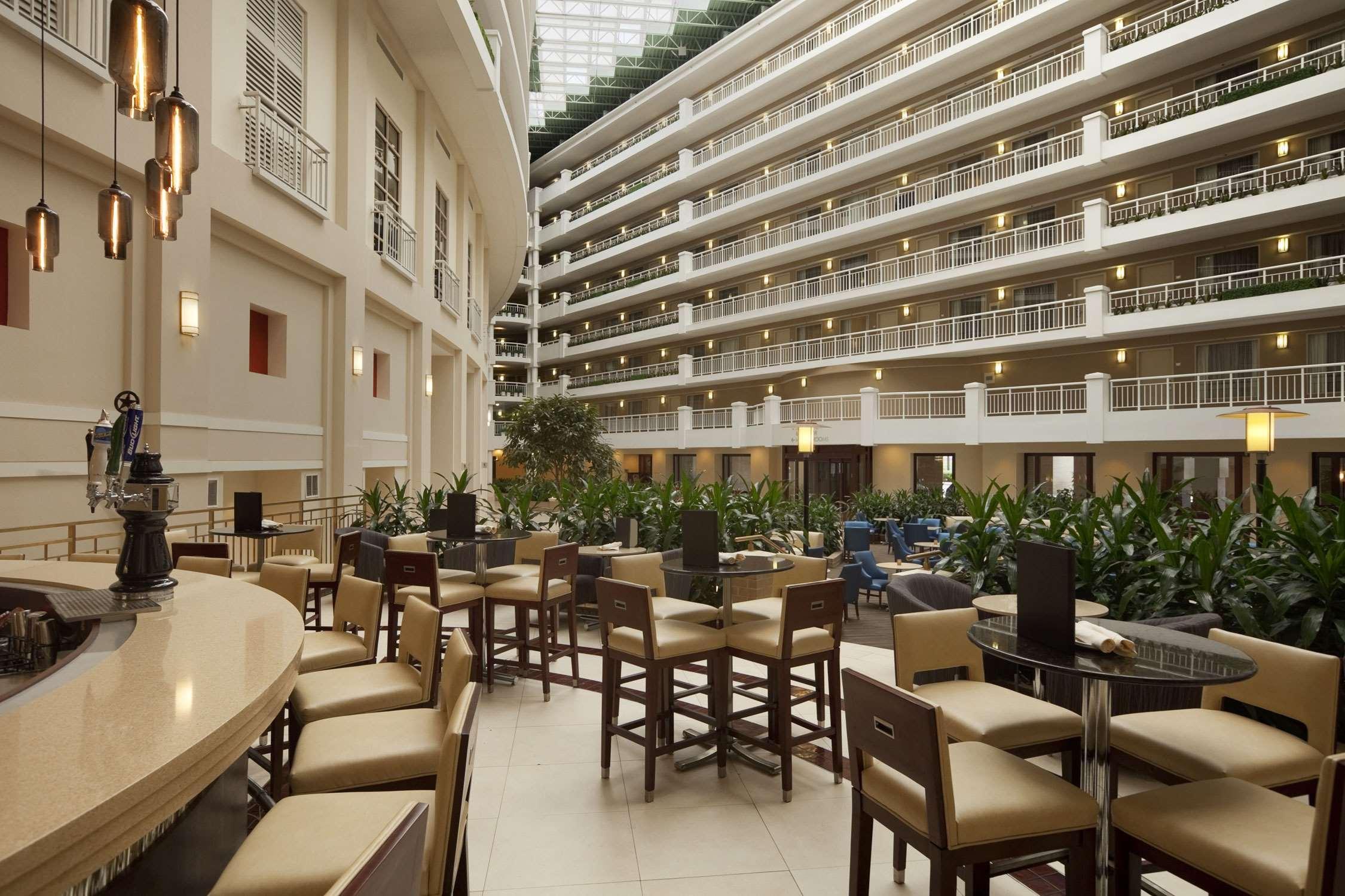 Embassy Suites By Hilton Alexandria Old Town Bagian luar foto