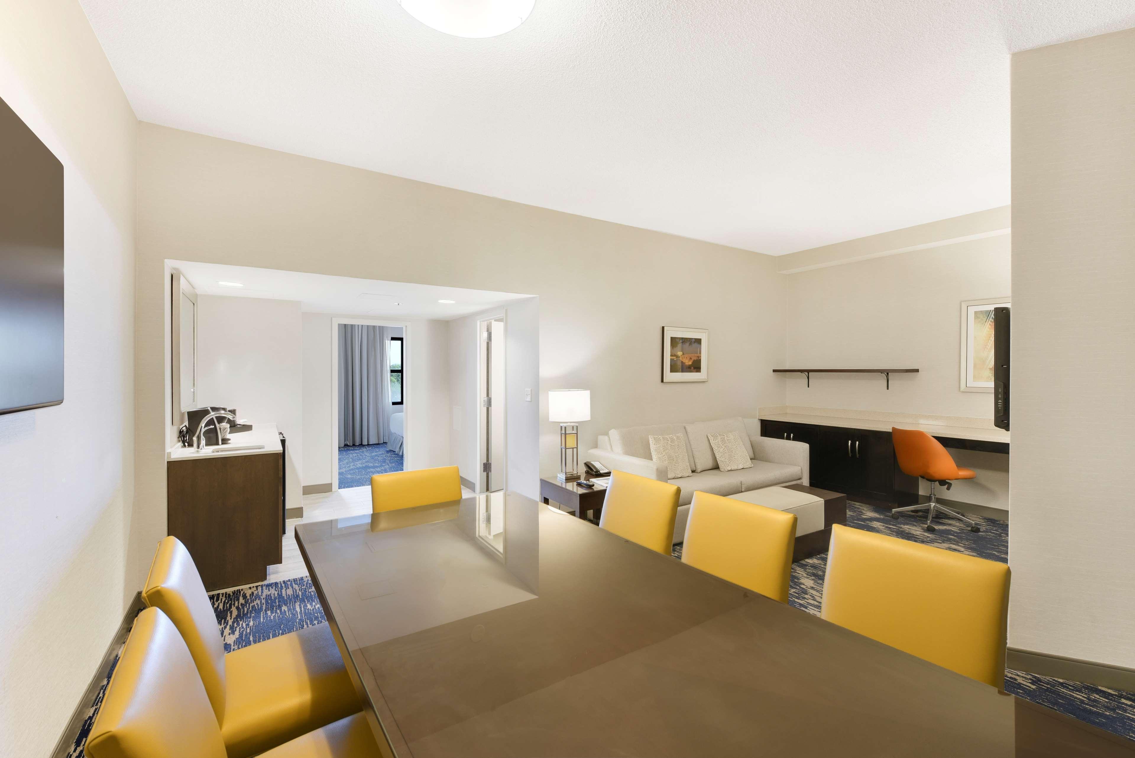 Embassy Suites By Hilton Alexandria Old Town Bagian luar foto