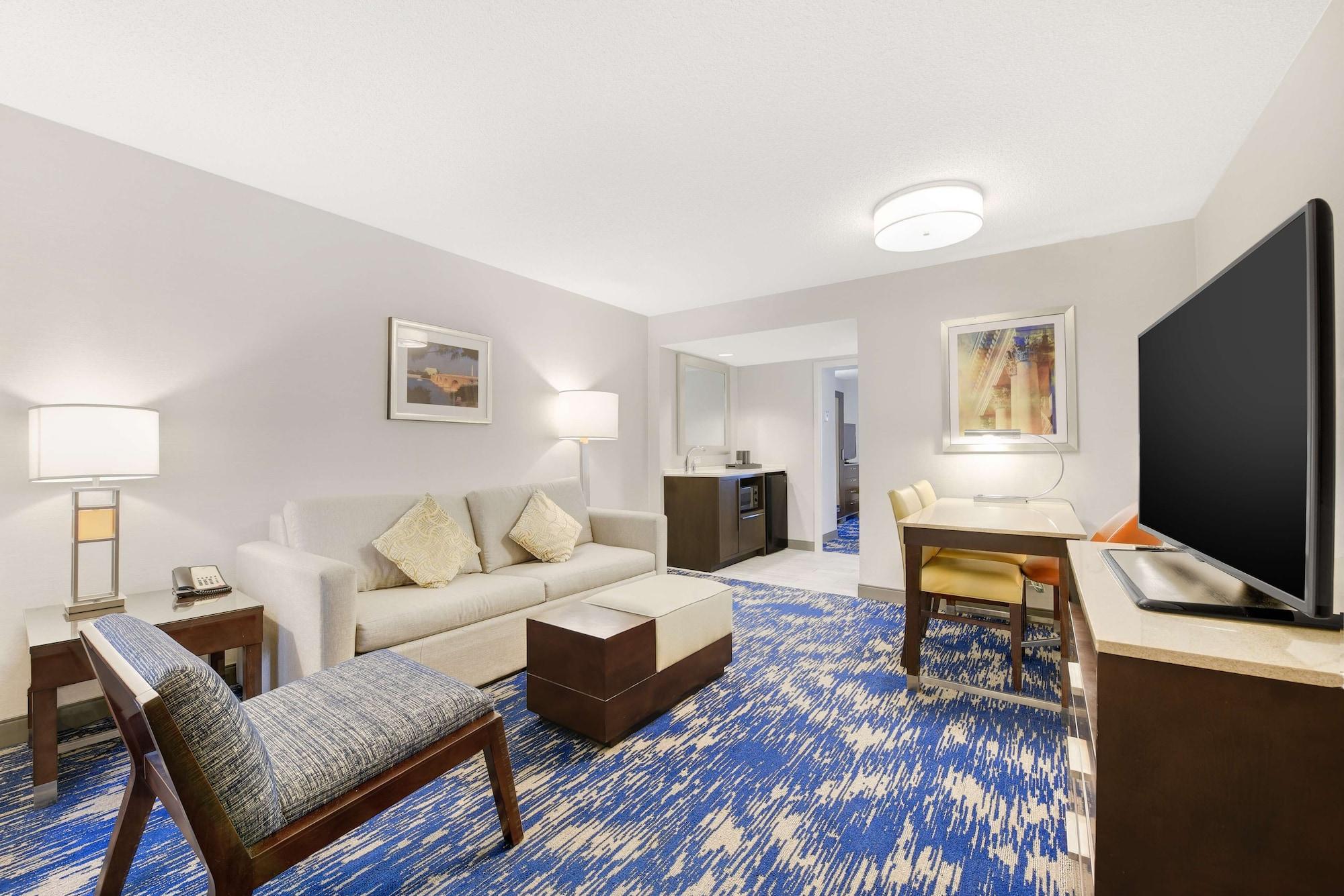 Embassy Suites By Hilton Alexandria Old Town Bagian luar foto