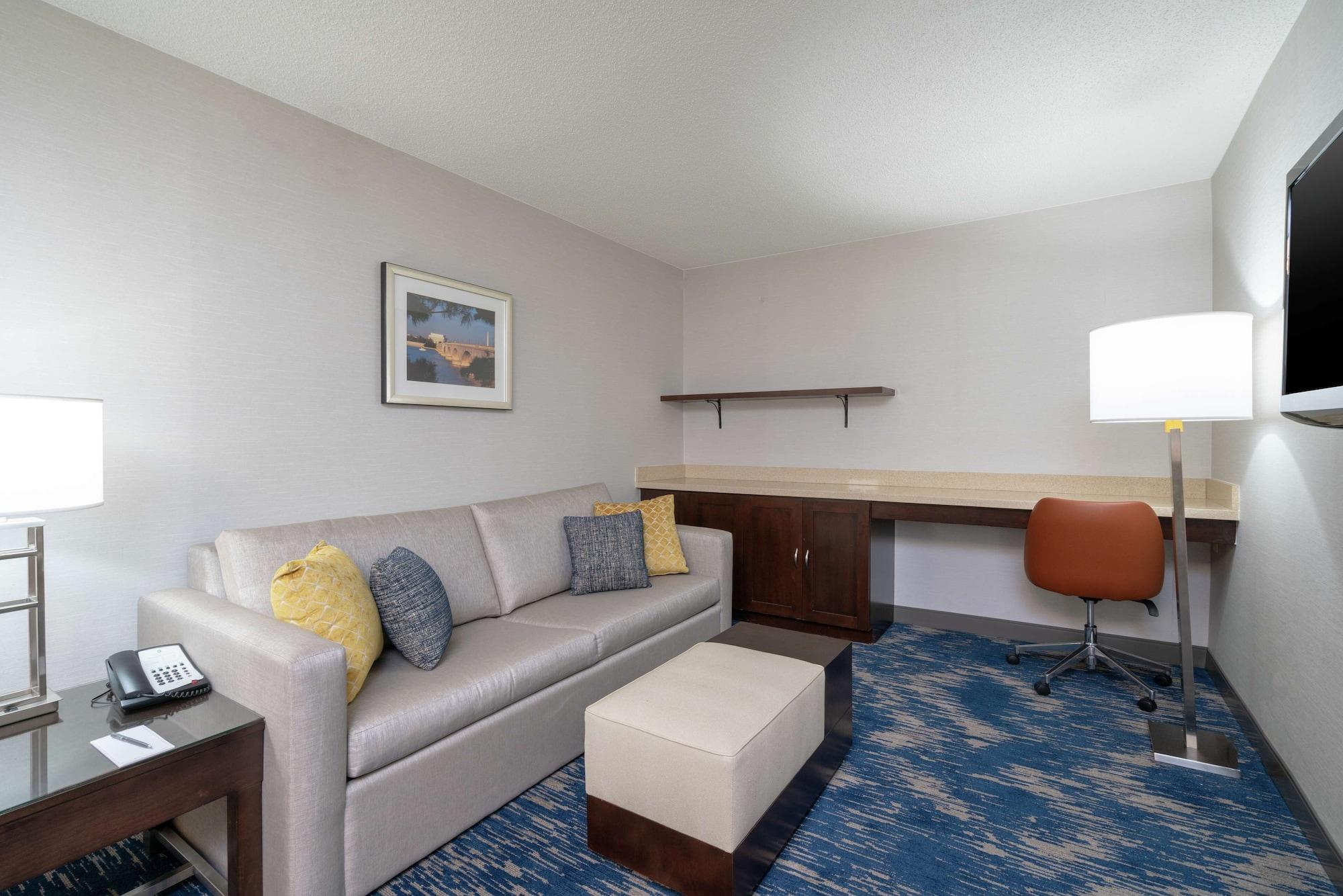 Embassy Suites By Hilton Alexandria Old Town Bagian luar foto