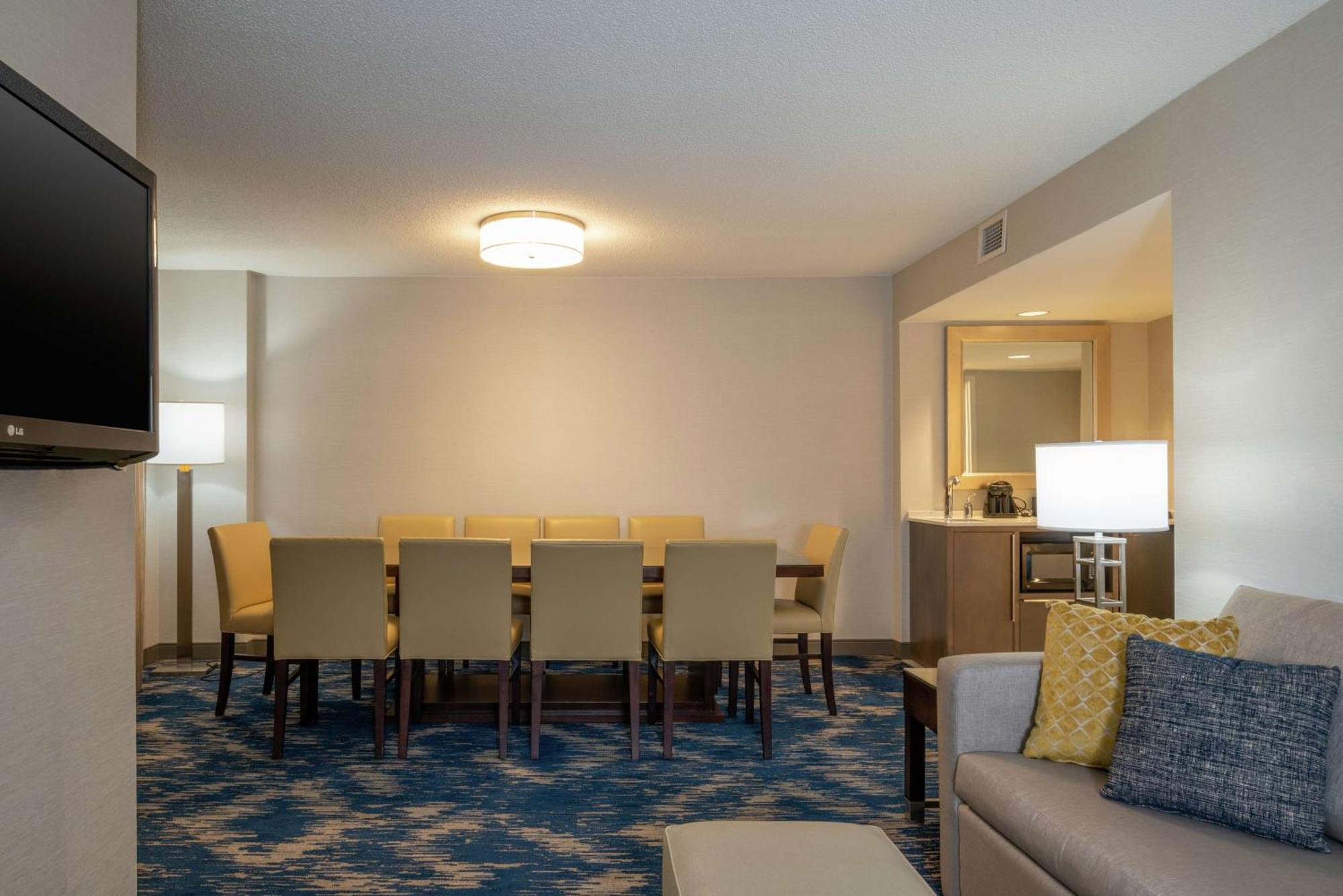 Embassy Suites By Hilton Alexandria Old Town Bagian luar foto