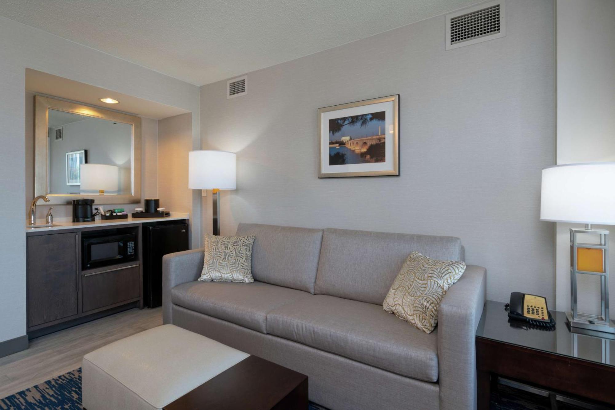 Embassy Suites By Hilton Alexandria Old Town Bagian luar foto