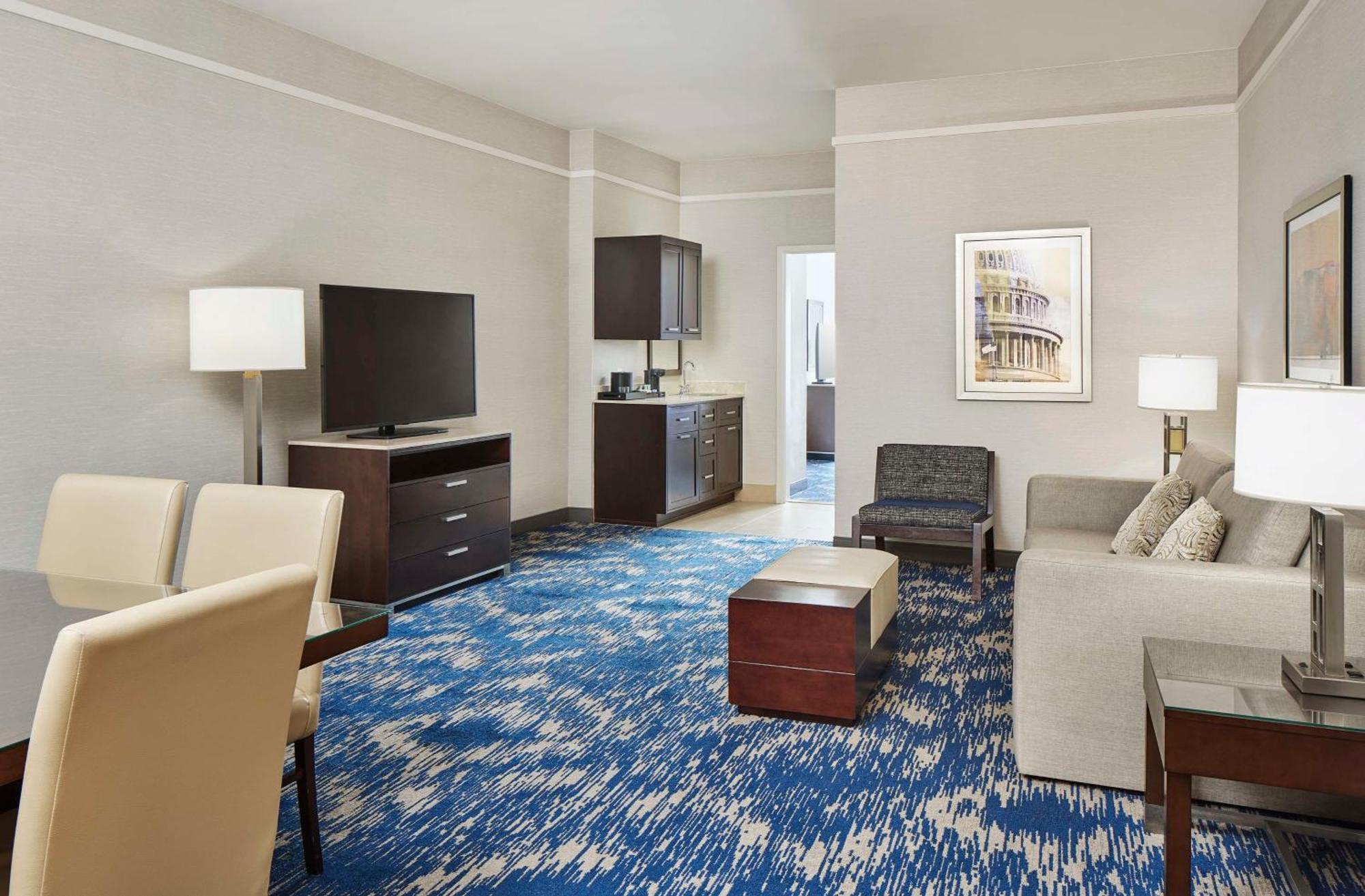 Embassy Suites By Hilton Alexandria Old Town Bagian luar foto